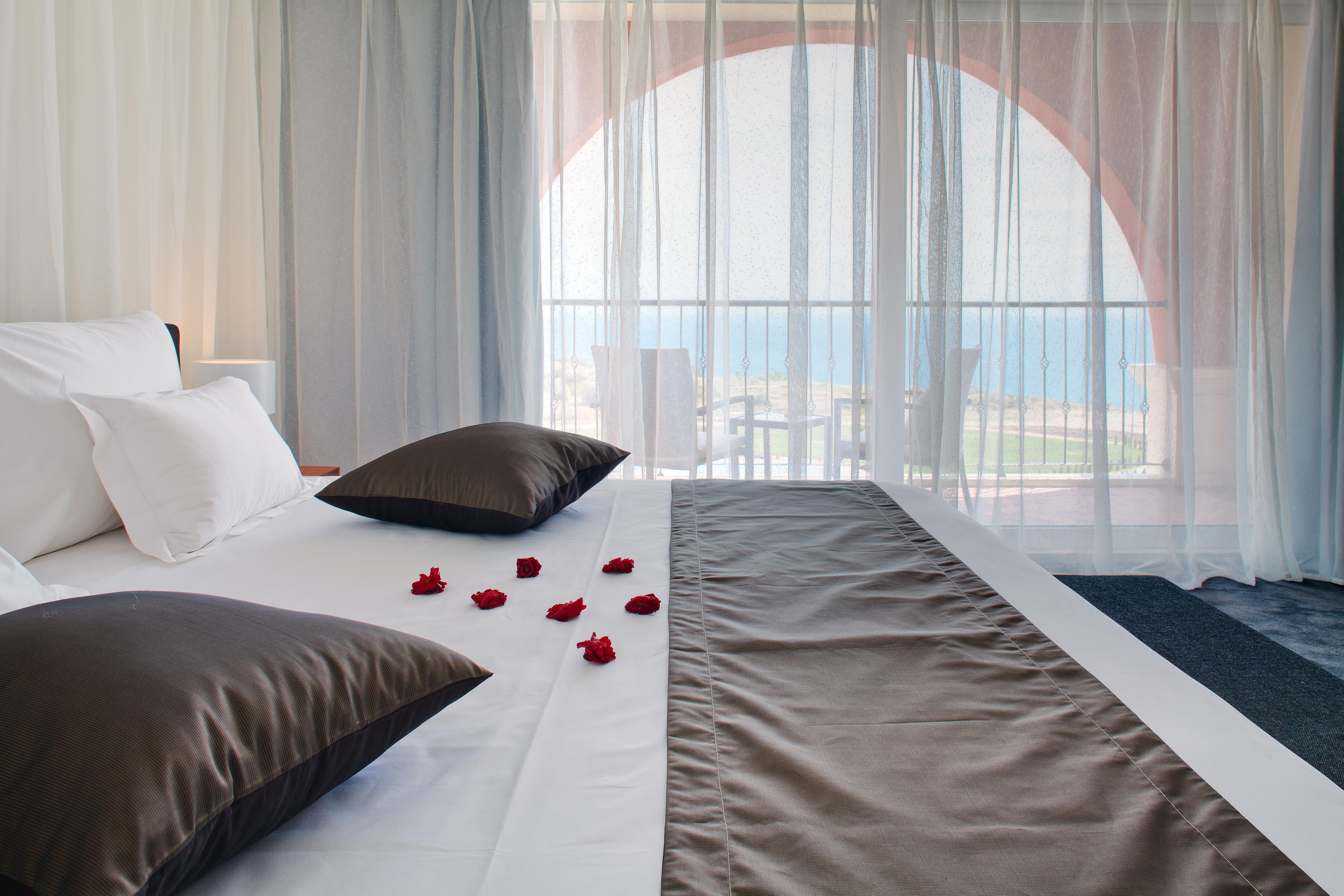 Lighthouse Golf & Spa Hotel Balchik Extérieur photo A bedroom at the hotel