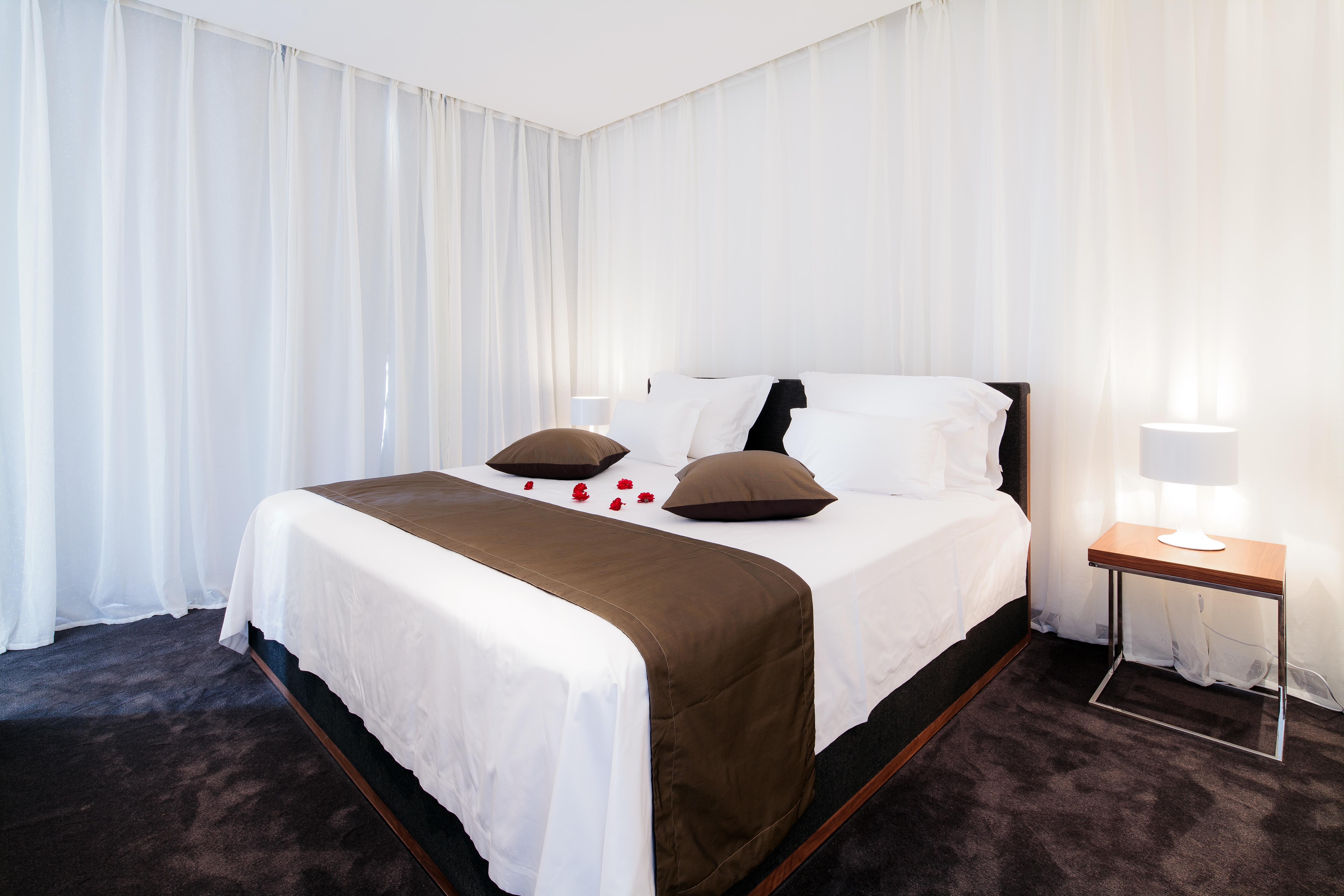 Lighthouse Golf & Spa Hotel Balchik Extérieur photo A bed with a bed runner
