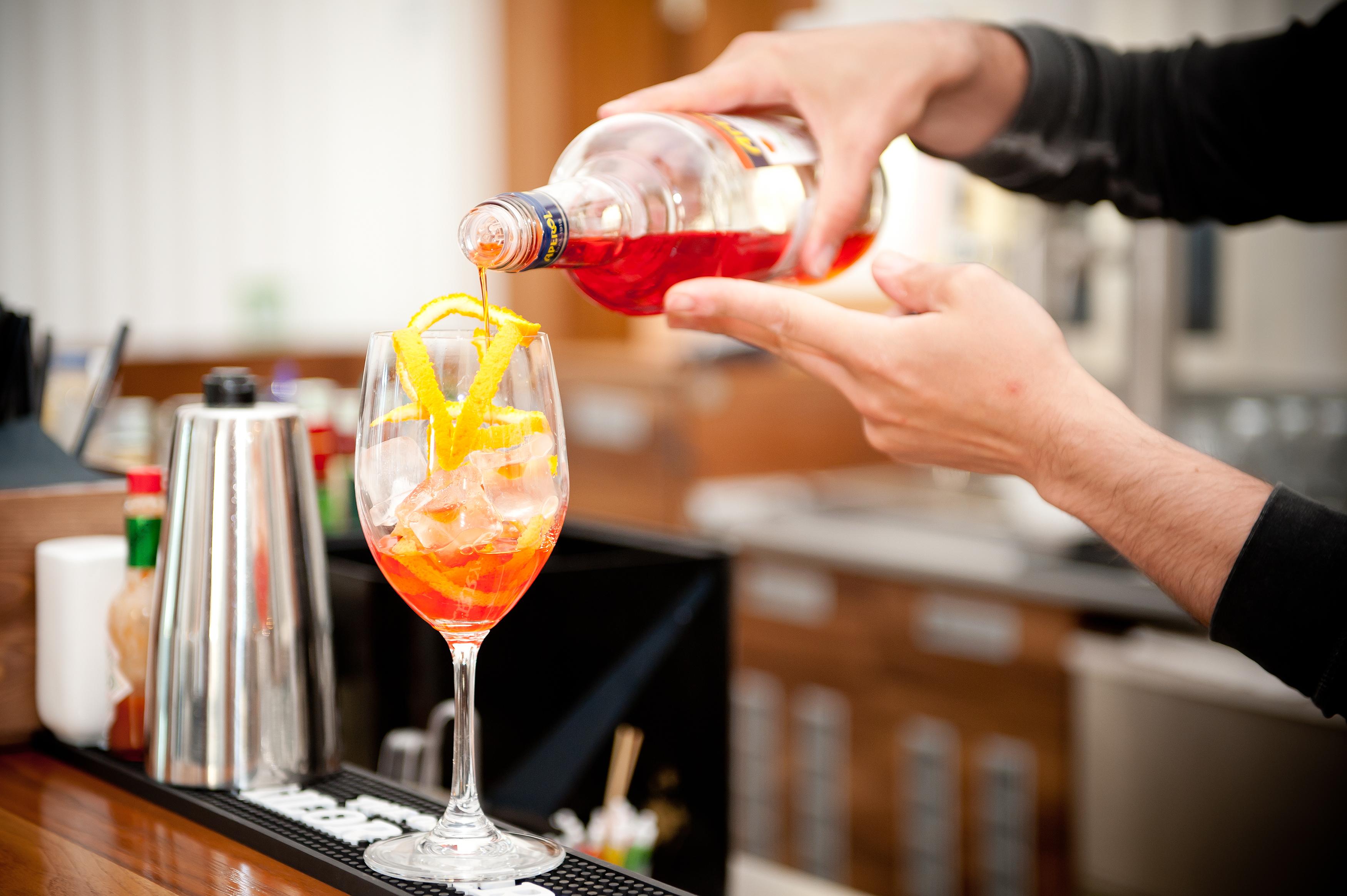 Lighthouse Golf & Spa Hotel Balchik Extérieur photo A bartender preparing a cocktail
