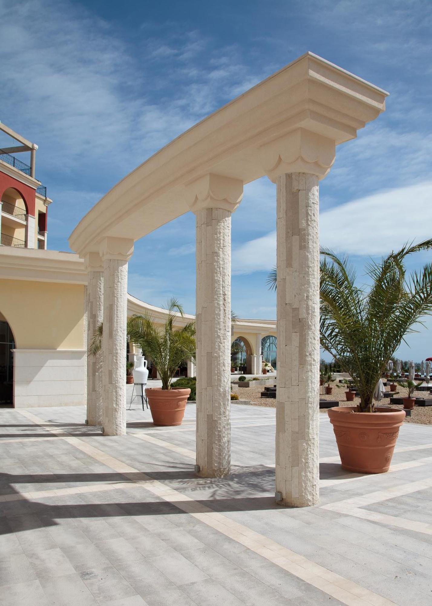 Lighthouse Golf & Spa Hotel Balchik Extérieur photo Columns made of limestone