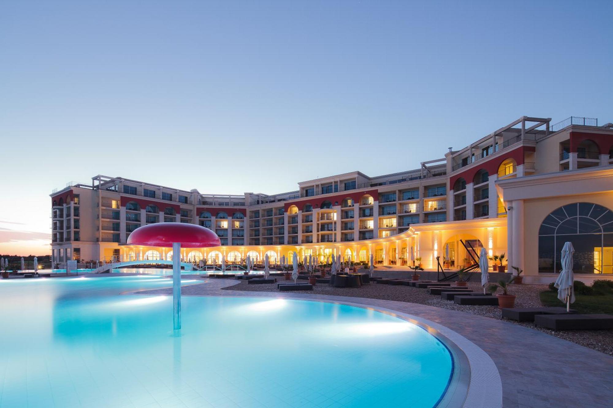 Lighthouse Golf & Spa Hotel Balchik Extérieur photo The hotel at sunset