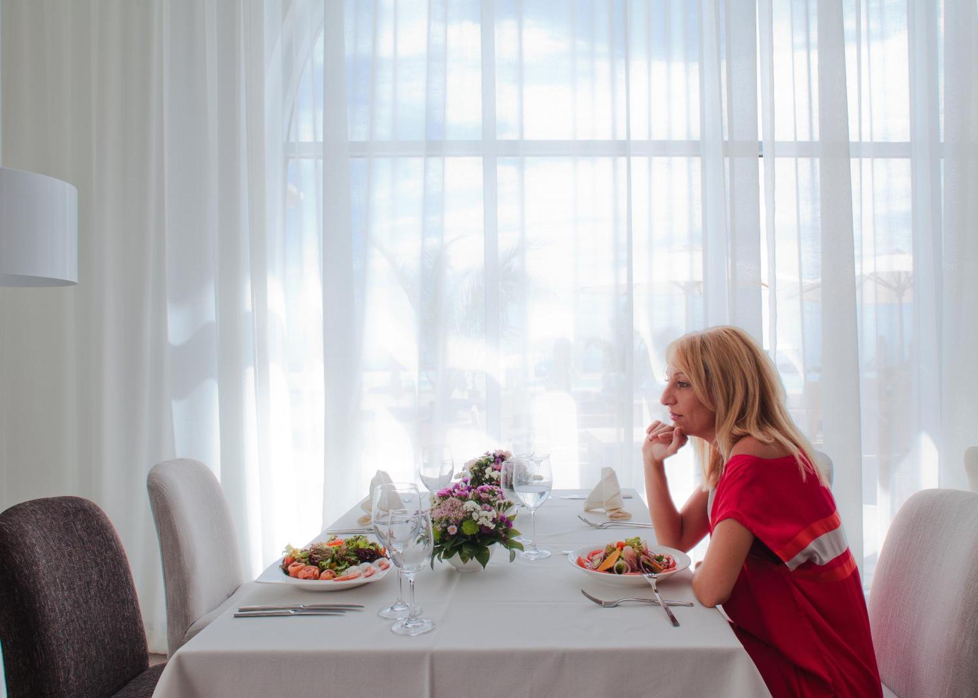 Lighthouse Golf & Spa Hotel Balchik Extérieur photo A woman at a restaurant