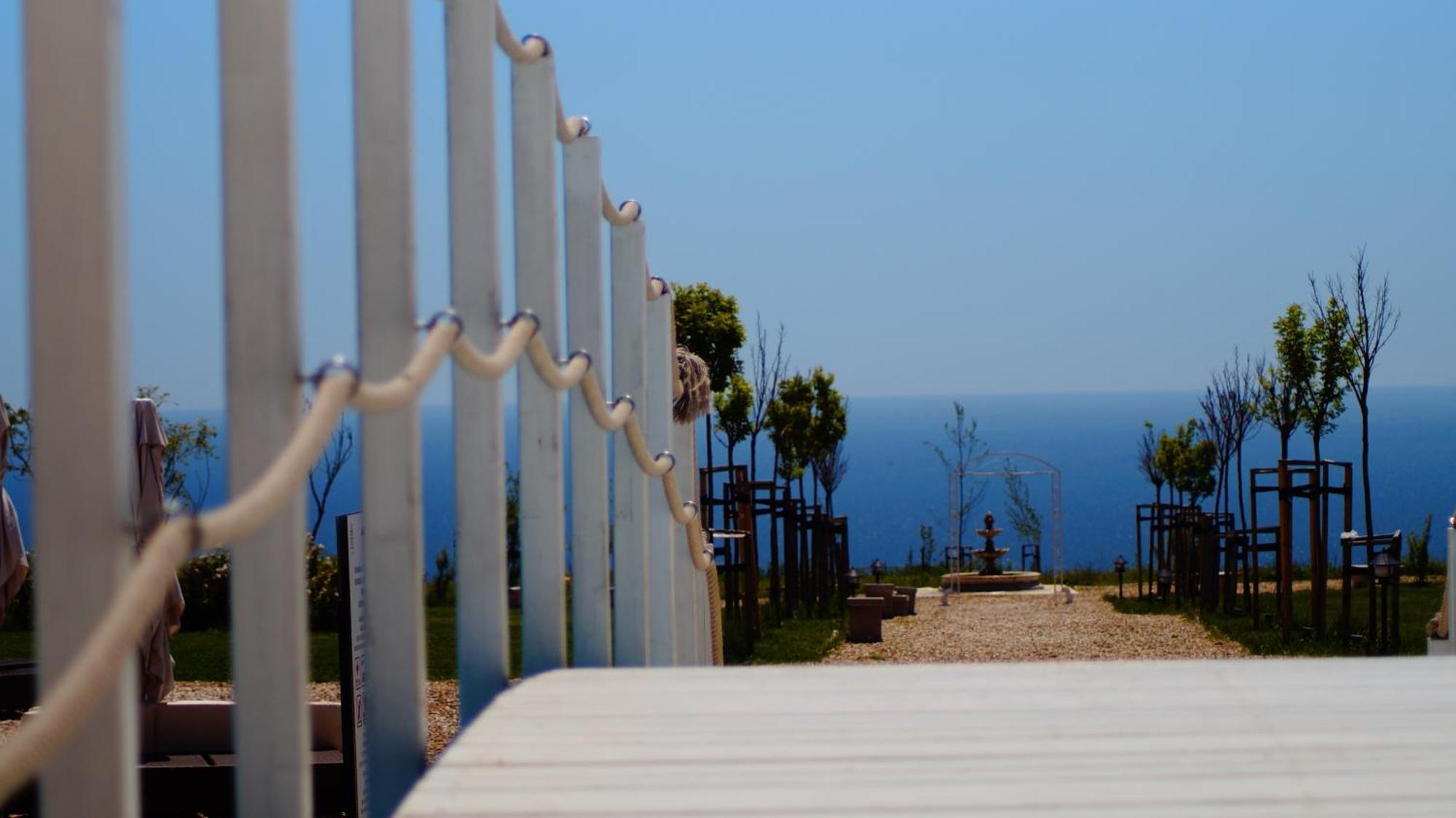 Lighthouse Golf & Spa Hotel Balchik Extérieur photo The memorial
