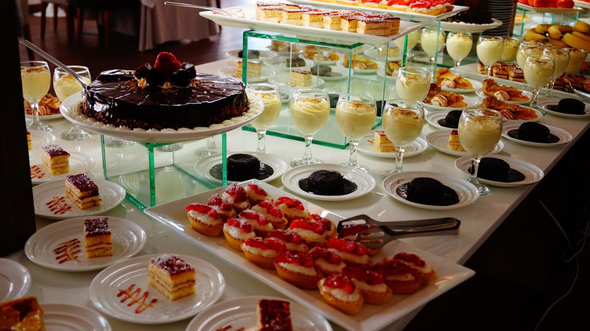 Lighthouse Golf & Spa Hotel Balchik Extérieur photo A dessert buffet