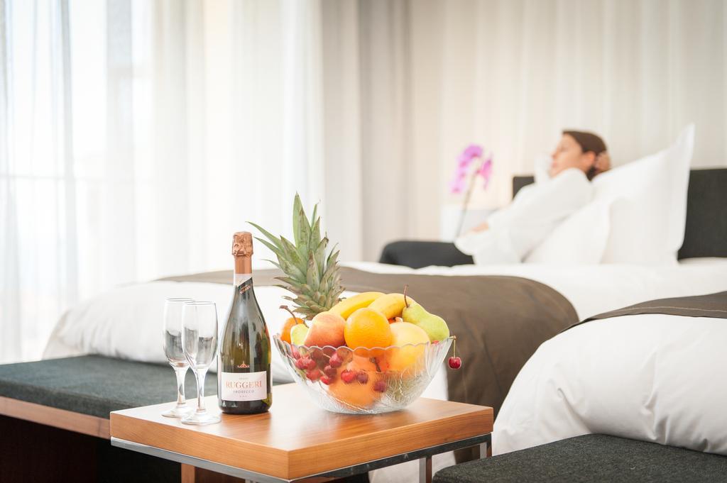 Lighthouse Golf & Spa Hotel Balchik Extérieur photo A fruit bowl in a hotel room