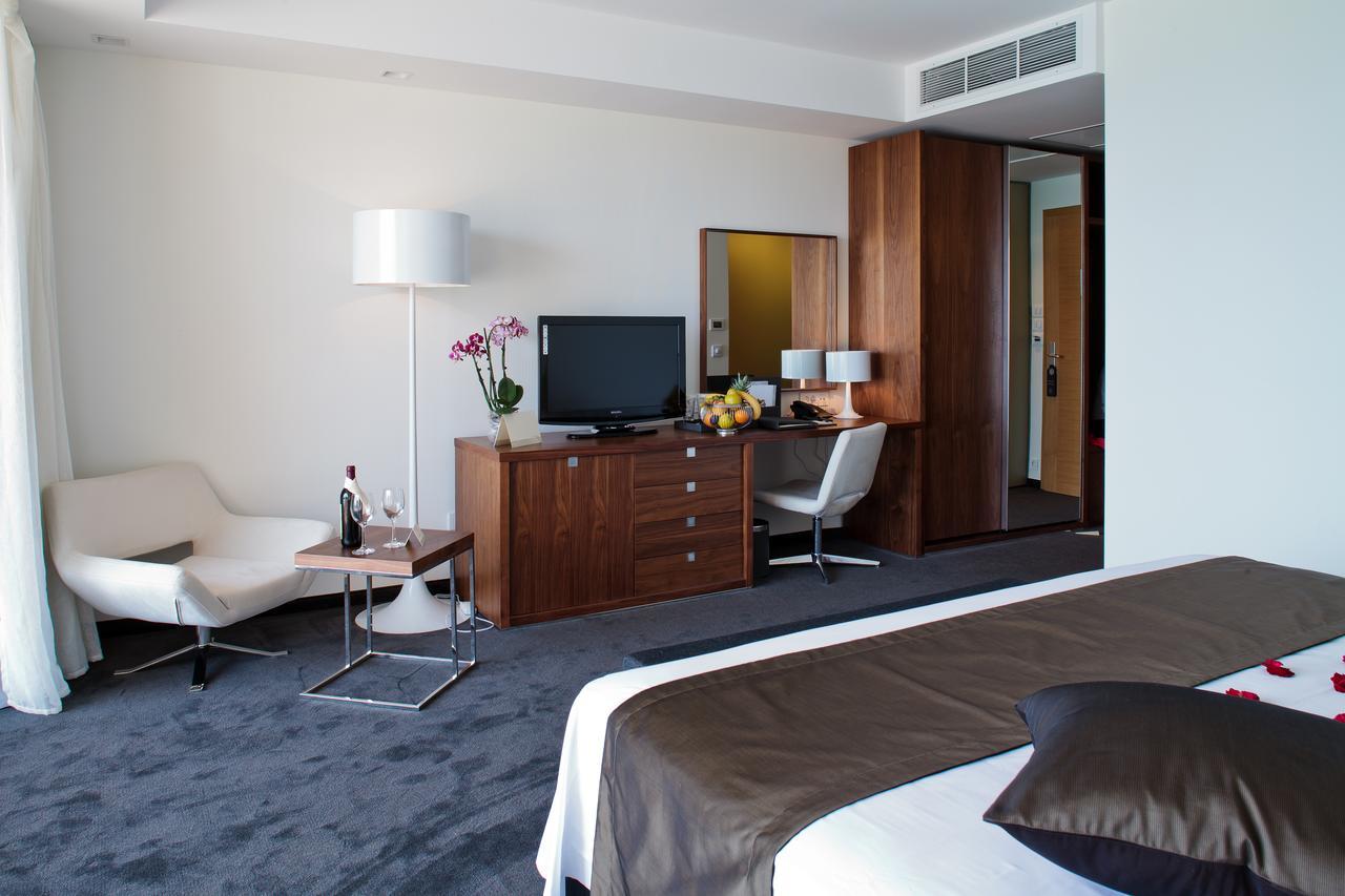 Lighthouse Golf & Spa Hotel Balchik Extérieur photo A room at the hotel
