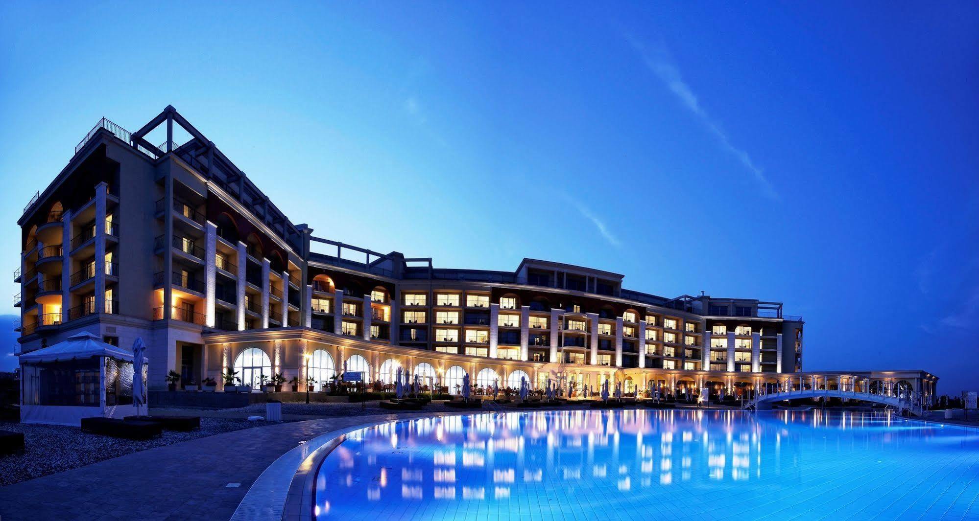 Lighthouse Golf & Spa Hotel Balchik Extérieur photo The hotel at night