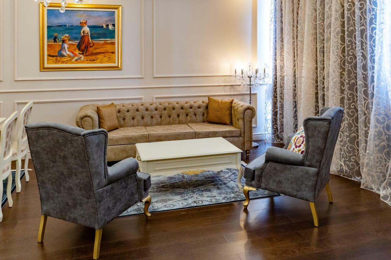 Lighthouse Golf & Spa Hotel Balchik Extérieur photo A living room with a sofa and two armchairs