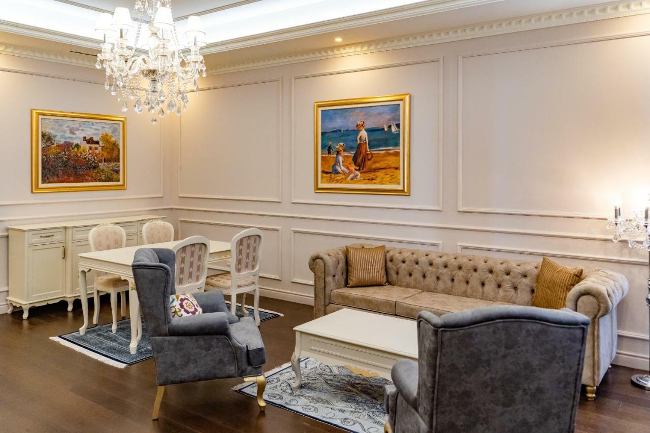 Lighthouse Golf & Spa Hotel Balchik Extérieur photo A living room with wainscoting